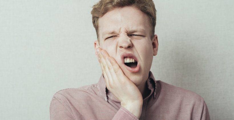 Por que os dentes levam choques quando mordemos papel alumínio?