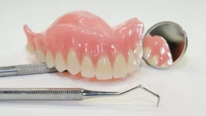 Próteses dentárias para substituir dentes perdidos, recuperar a função mastigatória e melhorar a estética do sorriso com soluções fixas ou móveis