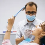 A imagem destacada enfatiza a importância das consultas regulares ao dentista para manter a saúde bucal em dia. Ela transmite a mensagem de que check-ups periódicos são fundamentais para a prevenção de problemas como cáries e gengivite, além de ajudar na detecção precoce de doenças bucais, como o câncer. A imagem reforça a ideia de que a prevenção é a melhor forma de cuidar do sorriso