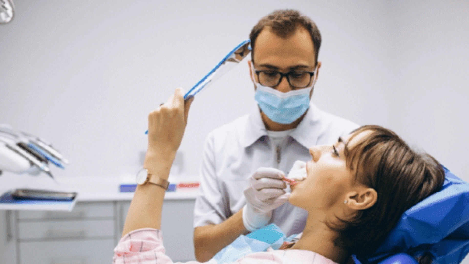 A imagem destacada enfatiza a importância das consultas regulares ao dentista para manter a saúde bucal em dia. Ela transmite a mensagem de que check-ups periódicos são fundamentais para a prevenção de problemas como cáries e gengivite, além de ajudar na detecção precoce de doenças bucais, como o câncer. A imagem reforça a ideia de que a prevenção é a melhor forma de cuidar do sorriso